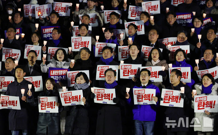 [서울=뉴시스] 조성우 기자 = 4일 오후 서울 여의도 국회에서 열린 윤석열 대통령 사퇴 촉구·탄핵 추진 범국민 촛불문화제에서 이재명 더불어민주당대표와 박찬대 원내대표 등 참가자들이 촛불을 들고 구호를 외치고 있다. 2024.12.04. xconfind@newsis.com