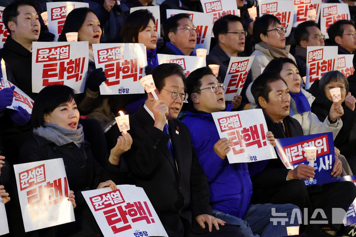 [서울=뉴시스] 조성우 기자 = 4일 오후 서울 여의도 국회에서 열린 윤석열 대통령 사퇴 촉구·탄핵 추진 범국민 촛불문화제에서 이재명 더불어민주당대표와 박찬대 원내대표 등 참가자들이 촛불을 들고 구호를 외치고 있다. 2024.12.04. xconfind@newsis.com