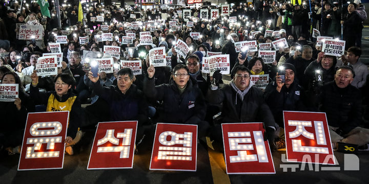 [제주=뉴시스] 우장호 기자 = 제주지역 시민사회단체와 진보 정당 관계자들이 4일 오후 제주시청 앞에서 집회를 열어 윤석열 대통령의 퇴진을 촉구하고 있다. 2024.12.04. woo1223@newsis.com