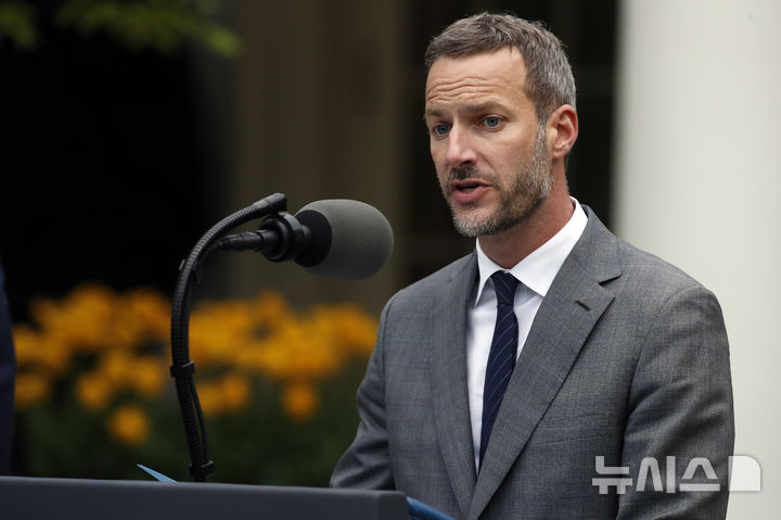 [워싱턴=AP/뉴시스] 미국의 애덤 볼러 인질 문제 특사는 9일(현지 시간) 팔레스타인 무장 정파 하마스가 억류하고 있는 인질 석방에 대해 "수 주 내 무언가 이뤄질 수 있다고 생각한다"고 밝혔다. 사진은 애덤 볼러 미국 백악관 인질 특사. (사진=뉴시스DB) 2025.03.10.