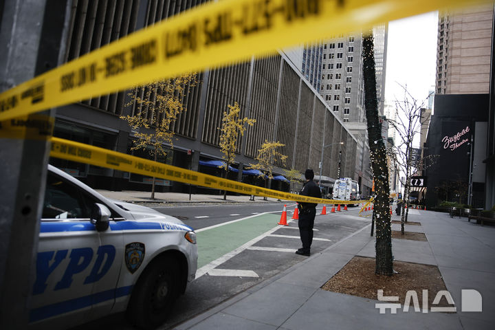 [맨해튼=AP/뉴시스] 4일(현지시각) 유나이티드헬스케어의 최고경영자(CEO) 브라이언 톰슨이 총격을 당해 사망한 뉴욕 맨해튼 미드타운의 힐튼 호텔 밖 54번가에 뉴욕 경찰이 서 있는 모습. 2024.12.5