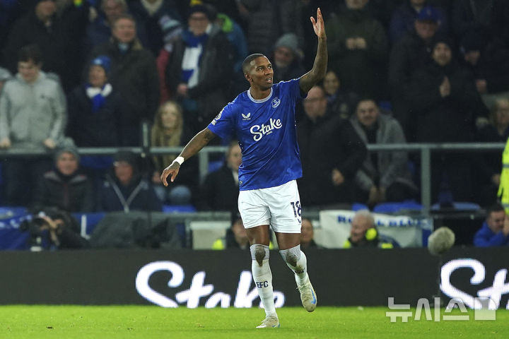 [리버풀=AP/뉴시스]에버턴 애슐리 영, EPL 최고령 프리킥 득점. 2024.12.04.