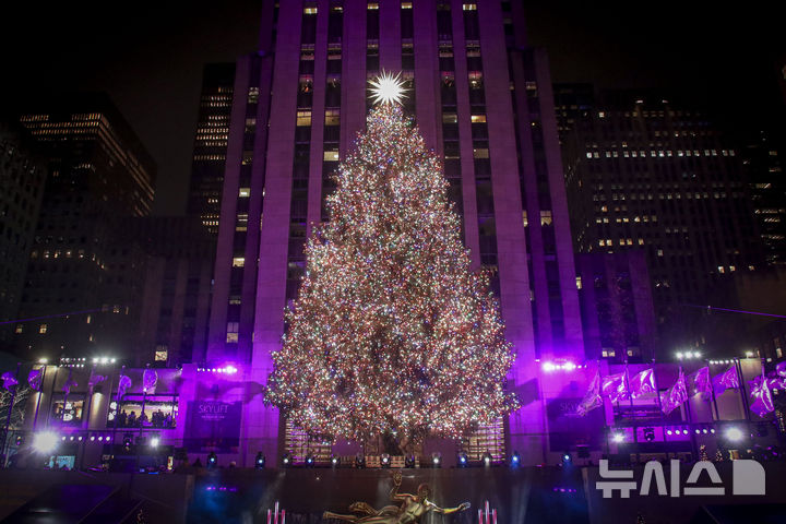 [뉴욕=AP/뉴시스] 4일(현지시각) 미국 뉴욕에 있는 록펠러 재단 앞에서 제92회 록펠러 센터 크리스마스트리 점등식이 열려 5만여 개의 LED 램프로 장식된 크리스마스트리가 반짝이고 있다. 2024.12.05.