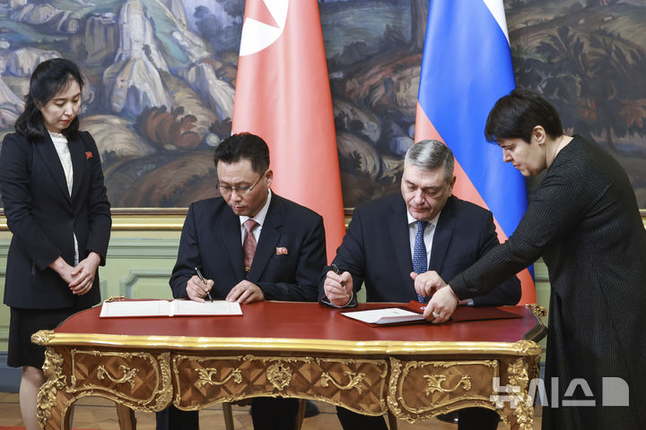 [모스크바=AP/뉴시스] 김정규(왼쪽) 북한 외무성 부상과 안드레이 루덴코 러시아 외무차관이 지난해 12월4일(현지시각) 러시아 모스크바에서 군사동맹관계를 복원하는 내용이 담긴 '북-러 포괄적·전략적 동반자 관계 협정 비준서'에 서명하고 있다. 미 국무부가 이 조약에 따라 러시아가 핵비확산(NPT) 조약상 의무를 위반할 가능성을 제기했다. 2025.4.22. 