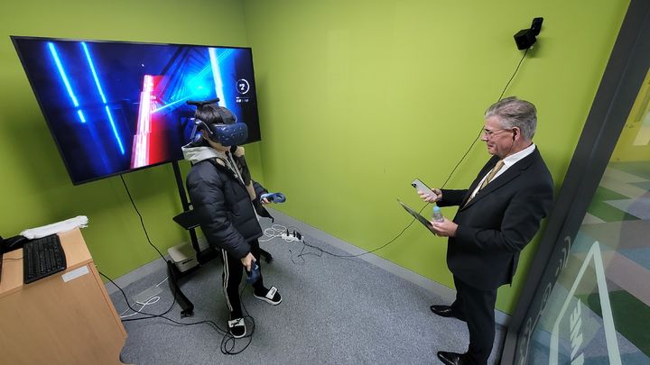 [안양=뉴시스] 박종대 기자 = '2024 유네스코 교육의 미래 국제포럼'을 찾는 전 세계 교육 관계자들이 3일 오전 경기 안양시 동안구 경기게임마이스터고등학교를 방문해 학생들이 수업하고 있는 공간을 견학하고 있다. 2024.12.03. photo@newsis.com *재판매 및 DB 금지