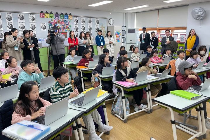 [수원=뉴시스] '2024 유네스코 교육의 미래 국제포럼'을 찾는 전 세계 교육 관계자들이 3일 오전 경기 수원시 영통구 산의초등학교를 방문해 학생들이 수업하고 있는 공간을 견학하고 있다. (사진=경기도교육청 제공) 2024.12.03. photo@newsis.com *재판매 및 DB 금지