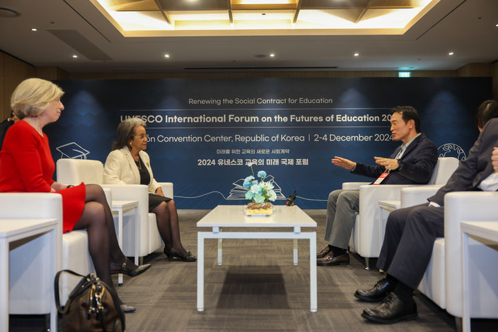 [수원=뉴시스] 지난 2일부터 4일까지 경기 수원컨벤션센터에서 열린 '2024 유네스코 교육의 미래 국제포럼'에서 임태희 경기도교육감이 사흘레 워크 쥬드 유네스코 국제미래교육위원회 위원장, 스테파니아 지아니니 유네스코 교육사무총장보, 한경구 유네스코한국위원회 사무총장과 다자 회담을 갖고 있다. (사진=경기도교육청 제공) 2024.12.04. photo@newsis.com *재판매 및 DB 금지