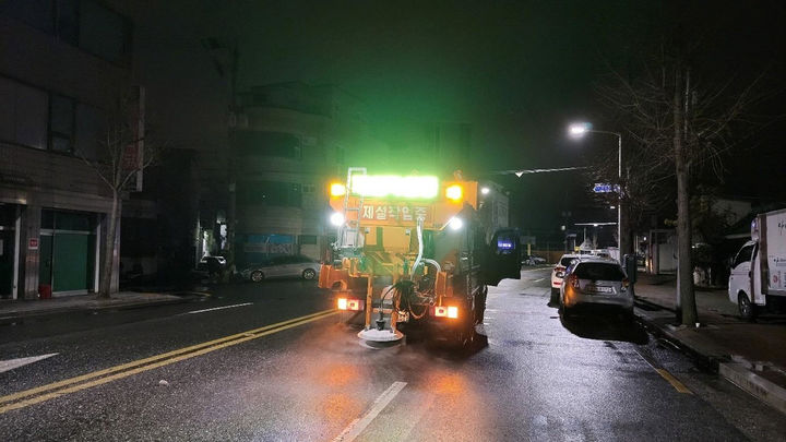 [진주=뉴시스]진주시, 제설작업 모습.(사진=진주시 제공).2024.12.05.photo@newsis.com *재판매 및 DB 금지