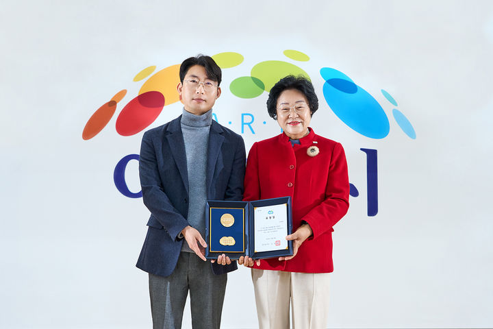 [서울=뉴시스] (왼쪽부터)이종성 시몬스 부사장이 김경희 이천시장에게 나눔문화 확산 유공 표창을 받고 있다. 2024.12.05. (사진=시몬스 제공) *재판매 및 DB 금지