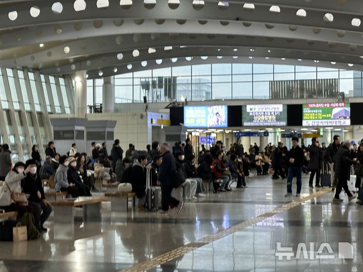 [대전=뉴시스] 김도현 기자 = 철도노조가 총파업에 돌입한 5일 오전 대전 동구 대전역에 시민들이 기차를 타기 위해 기다리고 있다. 2024.12.05. kdh1917@newsis.com