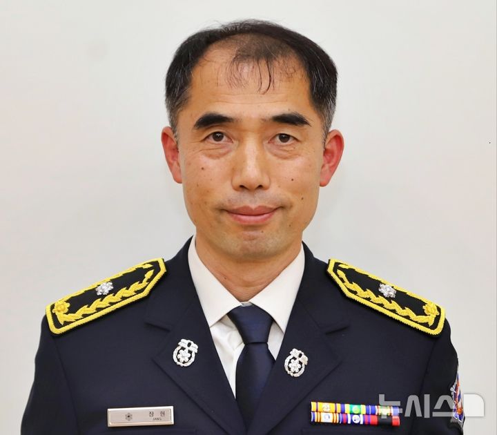 [서울=뉴시스]한강에서 물에 빠진 시민을 발견하고 구조한 소방관 장현씨.