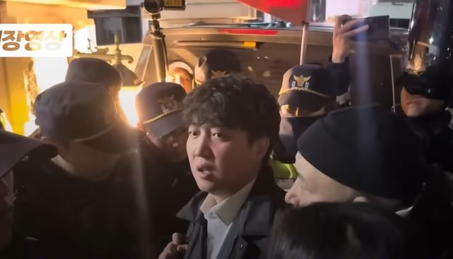 비상계엄령이 발동된 이후 4일 국회 출입문 근처에서 이준석 개혁신당 의원이 항의하고 있다. (사진=채널A 영상보도 캡처) *재판매 및 DB 금지