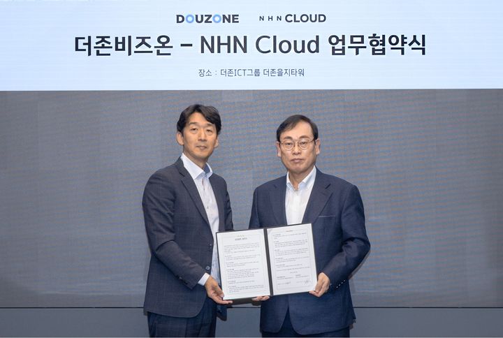 NHN클라우드 김동훈 대표(왼쪽)와 더존비즈온 이강수 사장이 기념촬영을 하고 있다. (사진=NHN클라우드 제공) *재판매 및 DB 금지