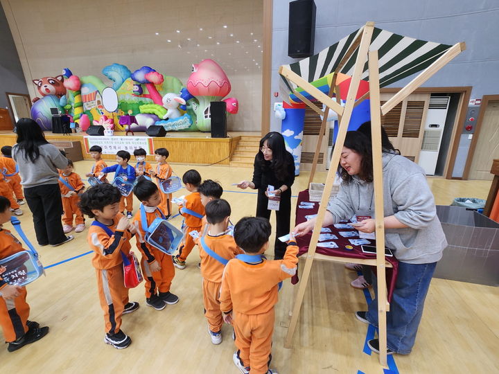 대구 북구와 달성군 지역 영유아들이 대구과학대학교 영송체육관에서 열린 플리마켓에서 물품을 구매하고 있다. *재판매 및 DB 금지