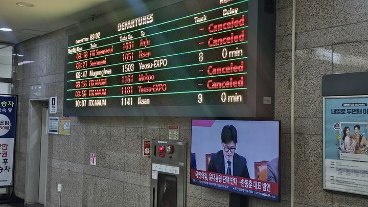 [서울=뉴시스] 임철휘 기자 = 전국철도노동조합(철도노조)이 5일 오전부터 총파업에 돌입하면서 KTX, ITX 열차 운행도 중단되고 있다. photo@newsis.com *재판매 및 DB 금지