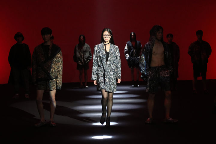 영남이공대 모델테이너 졸업 패션쇼에서 한 학생이 멋진 런웨이를 선보이고 있다. *재판매 및 DB 금지