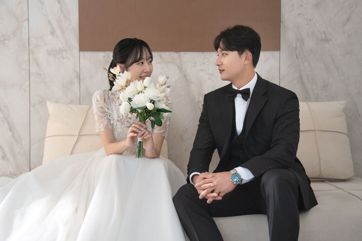 LG 트윈스 김주성(오른쪽)과 김가현 씨가 화촉을 밝힌다. (사진=LG 제공) *재판매 및 DB 금지