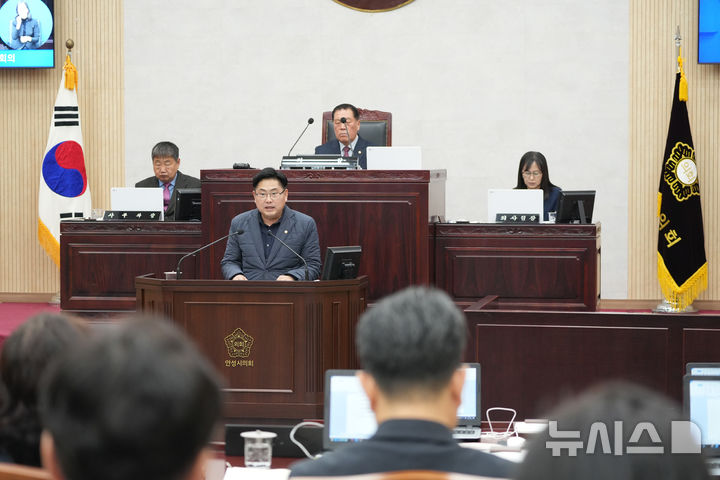 [안성=뉴시스] 안성시의회 최호섭의원이 특별재난지역 선포 건의서 채택에 관한 제안설명을 하고 있다. (사진=안성시의회 제공) 2024.12.05.photo@newsis.com 
