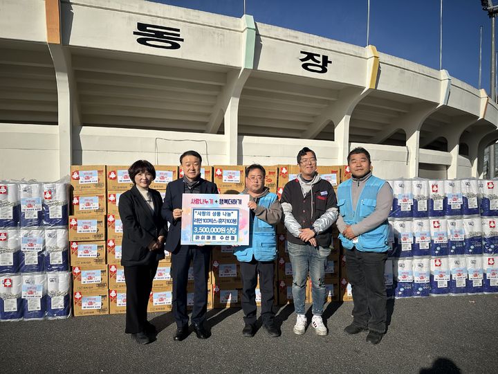 [밀양=뉴시스] 아이마트 밀양수산점 관계자들이 취약계층 성품 기탁식 기념촬영을 하고 있다. 사진 왼쪽부터 최정란 희망복지담당, 손윤식 주민생활지원과장, 윤호석 점장, 김창용 부팀장, 김원과장. (사진=밀양시 제공) 2024.12.05. photo@newsis.com *재판매 및 DB 금지