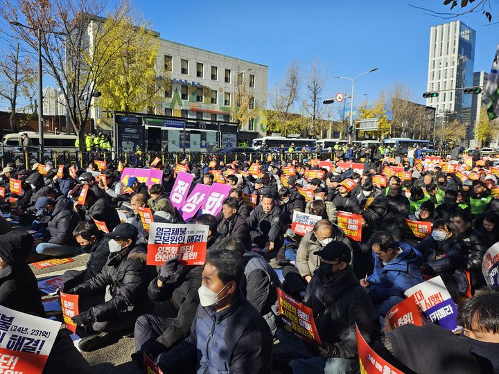 [서울=뉴시스] 조성하 기자 = 노사 간 교섭 결렬로 5일 무기한 총파업에 들어간 전국철도노동조합(철도노조)이 이날 서울역 12번 출구 앞에서 출정식을 열고 본격 투쟁을 선포했다. 2024.12.05. create@newsis.com *재판매 및 DB 금지