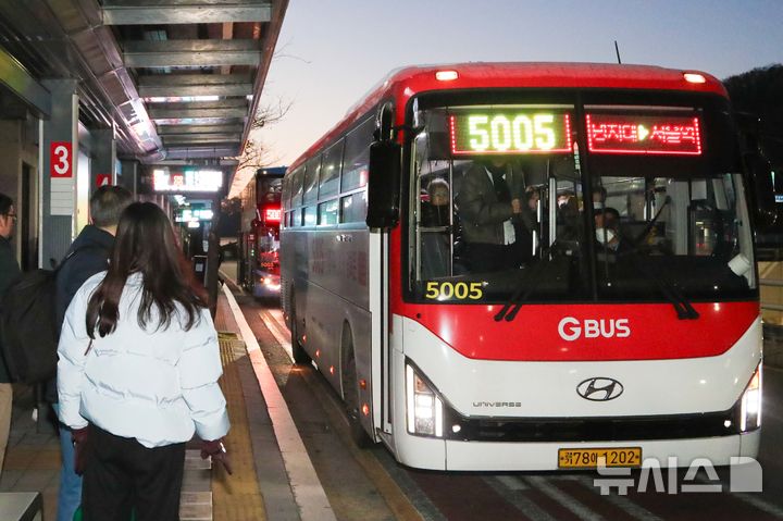 [용인=뉴시스]명지대~상하동~서울역을 운행하는 5005번 버스(사진제공=용인시)2024. 13. 5 photo@newsis.com <사진은 기사와 직접 관련 없음>