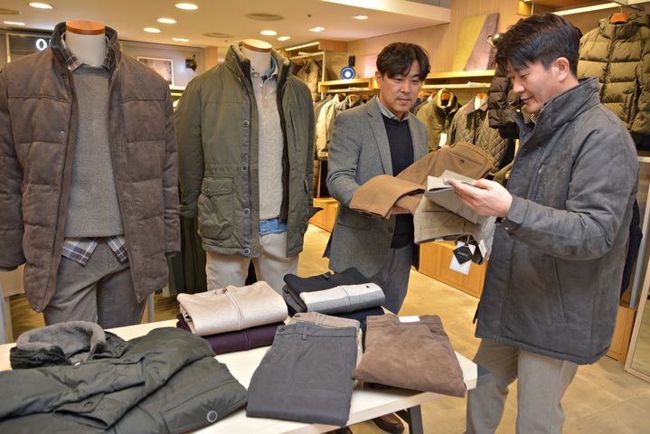 [대구=뉴시스] 남성 캐주얼 브랜드 '올젠'에서 겨울 멋쟁이들의 겨울 패션아이템 '코듀로이(Corduroy)' 팬츠를 판매한다. (사진 = 대구백화점 제공) 2024.12.05. photo@newsis.com *재판매 및 DB 금지