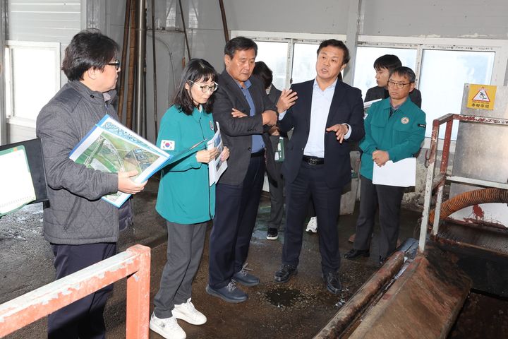 [정읍=뉴시스] 정읍시의 음식물류 폐기물 자원화시설 현장 점검에 나선 이학수 시장(오른쪽 두번째)이 현장 개선사항을 주문하고 있다. *재판매 및 DB 금지