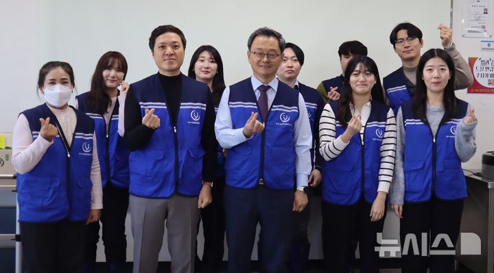 [양주=뉴시스] 창립 4주년 기념 양주시 장애인 종합복지관에서 배식 봉사활동. (사진=경기교통공사 제공) 2024.12.05 photo@newsis.com