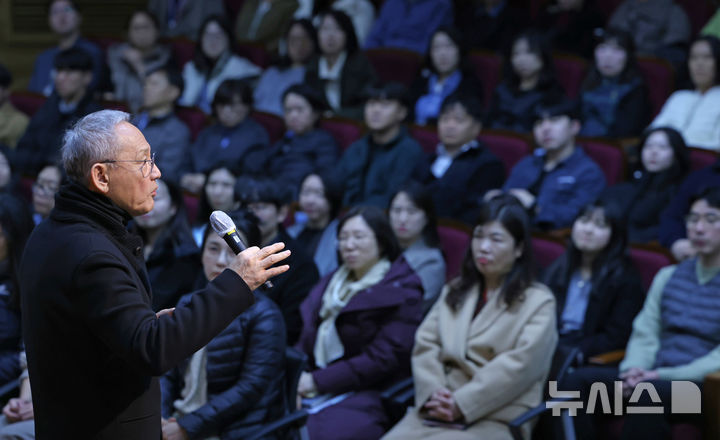 [서울=뉴시스] 유인촌 문화체육관광부 장관이 5일 오후 2시 정부세종청사에서 열린 간담회에서 약 2시간 동안 직원들과 이야기를 나눴다. (사진=문체부 제공) photo@newsis.com *재판매 및 DB 금지