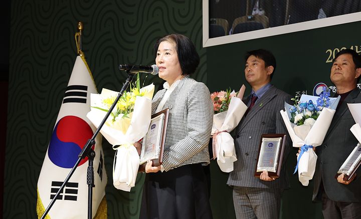 [광주=뉴시스] 광주 남구는 고영미 총무과장이 행정안전부 주관 제48회 청백봉사상 본상을 수상했다고 5일 밝혔다. (사진 = 광주 남구 제공) 2024.12.05. photo@newsis.com *재판매 및 DB 금지