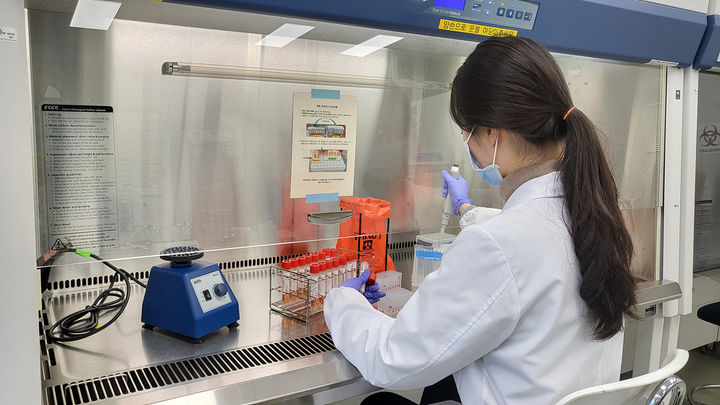 [대구=뉴시스]대구시 보건환경연구원에서 검사를 진행하고 있다. 뉴시스DB. 2025.10.06 photo@newsis.com *재판매 및 DB 금지