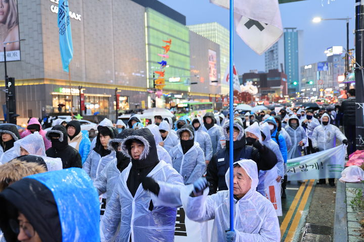 [천안=뉴시스] 박우경 기자=5일 충남 천안종합터미널 앞에서 윤석열 대통령의 사퇴를 촉구하는 집회가 열리고 있다.2024.12.5. spacedust1@newsis.com *재판매 및 DB 금지