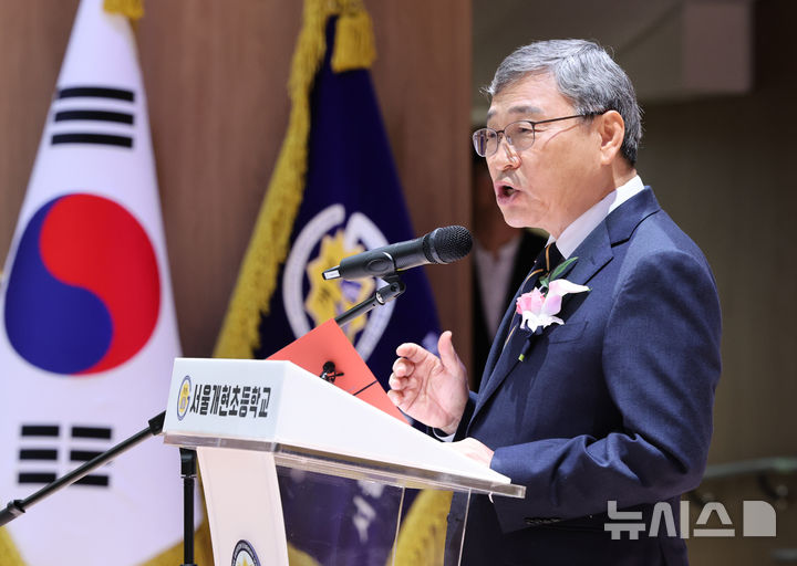 [서울=뉴시스] 황준선 기자 = 정근식 서울시교육감이 서울 강남구 서울개현초등학교 개교식에 참석해 축사를 하고 있다. 2024.12.05. hwang@newsis.com