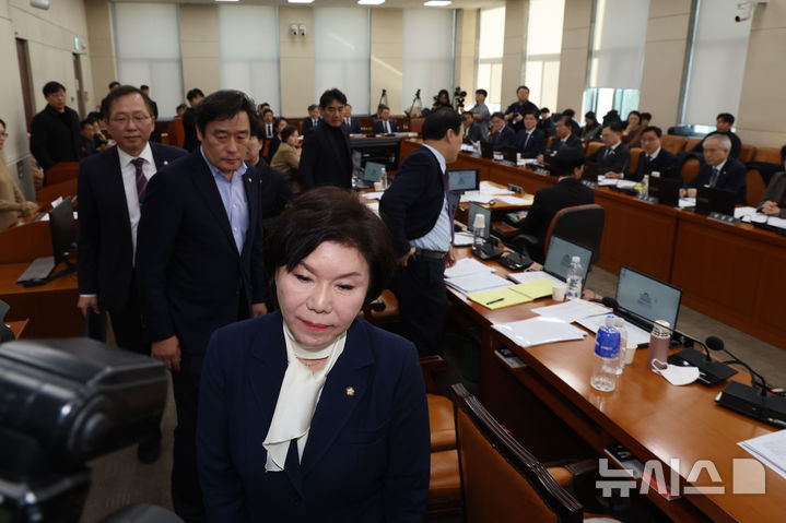 [서울=뉴시스] 권창회 기자 = 5일 오전 서울 여의도 국회에서 열린 행정안전위원회 전체회의 비상계엄 관련 긴급 현안질의에서 조은희 국민의힘 간사를 비롯한 여당 의원들이 내란죄 표현에 반발하며 자리를 나서고 있다. 2024.12.05. kch0523@newsis.com