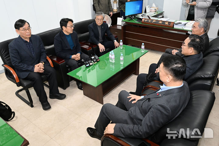 [광주=뉴시스] 이영주 기자 = (시계방향) 윤남식 5·18민주화운동공로자회장과 양재혁 5·18민주유공자유족회장, 조규연 5·18민주화운동부상자회장, 박용수 광주시 민주인권평화국장, 강기정 광주시장, 원순석 5·18기념재단 이사장이 5일 오전 광주 서구 5·18기념문화센터 내 5·18공로자회 사무실에서 비상계엄 관련 간담회를 갖고 있다. 2024.12.05. leeyj2578@newsis.com