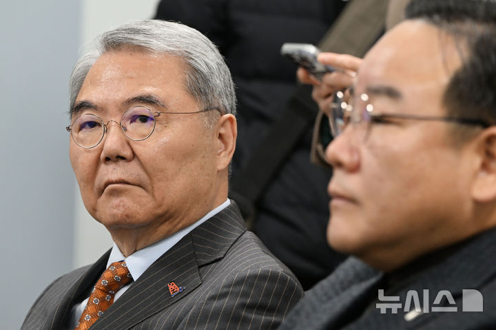 [광주=뉴시스] 이영주 기자 = 윤남식 5·18민주화운동공로자회장이 5일 오전 광주 서구 5·18기념문화센터 내 5·18공로자회 사무실에서 열린 비상계엄 관련 간담회에 참여하고 있다. 2024.12.05. leeyj2578@newsis.com