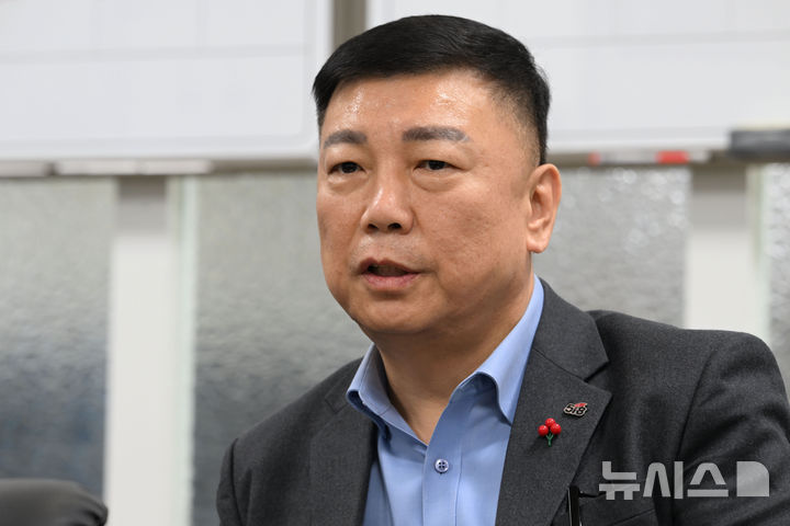 [광주=뉴시스] 이영주 기자 = 조규연 5·18민주화운동부상자회장이 5일 오전 광주 서구 5·18기념문화센터 내 5·18공로자회 사무실에서 열린 비상계엄 관련 간담회에 참여해 발언하고 있다. 2024.12.05. leeyj2578@newsis.com