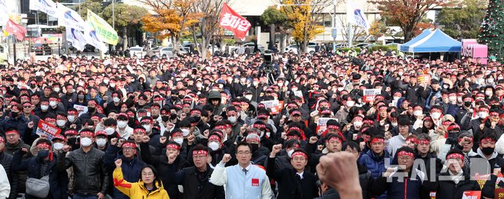 [부산=뉴시스] 하경민 기자 = 전국철도노동조합이 총파업에 돌입한 5일 오전 부산 동구 부산역 광장에서 철도노조 부산지방본부 조합원 2000여 명이 총파업 출정식을 열고 구호를 외치고 있다.  철도노조는 정부 기준에 따른 기본급 2.5% 정액 인상, 231억원의 체불임금 해결(기본급 100% 성과급 지급), 개통노선에 필요한 인력 등 부족인력 충원 등을 요구하고 있다. 2024.12.05. yulnetphoto@newsis.com