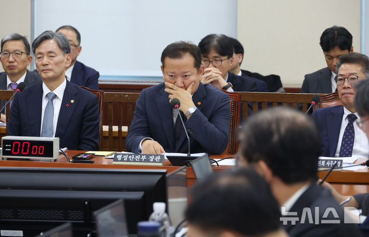 [서울=뉴시스] 고승민 기자 = 이상민 행정안전부 장관이 5일 서울 여의도 국회에서 열린 행정안전위원회의 비상계엄 관련 긴급 현안질의에서 생각에 잠겨 있다. 2024.12.05. kkssmm99@newsis.com