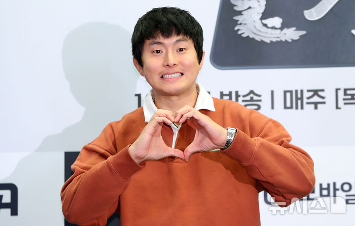 [서울=뉴시스] 김혜진 기자 = 방송인 기안84가 5일 오후 서울 마포구 스탠포드호텔에서 열린 ENA X LG유플러스 '기안이쎄오' 제작발표회에서 포즈를 취하고 있다.&nbsp; '기안이쎄오'는 동병상련 CEO들을 위한 해결사가 된 기안84의 CEO 구출일지를 그리는 오피스 예능 프로그램. 5일(오늘) 오후 8시 50분 첫 방송된다. 2024.12.05. jini@newsis.com