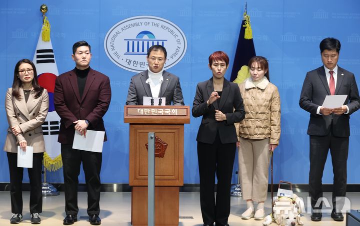 [서울=뉴시스] 조성봉 기자 = 김상욱 국민의힘 의원을 비롯한 소장파 의원들이 5일 오후 서울 여의도 국회 소통관에서 '윤석열 대통령 임기단축 개헌 제안' 기자회견을 하고 있다. 왼쪽부터 김소희, 김재섭, 김 의원, 수어통역사, 김예지, 우재준 의원. 2024.12.05. suncho21@newsis.com