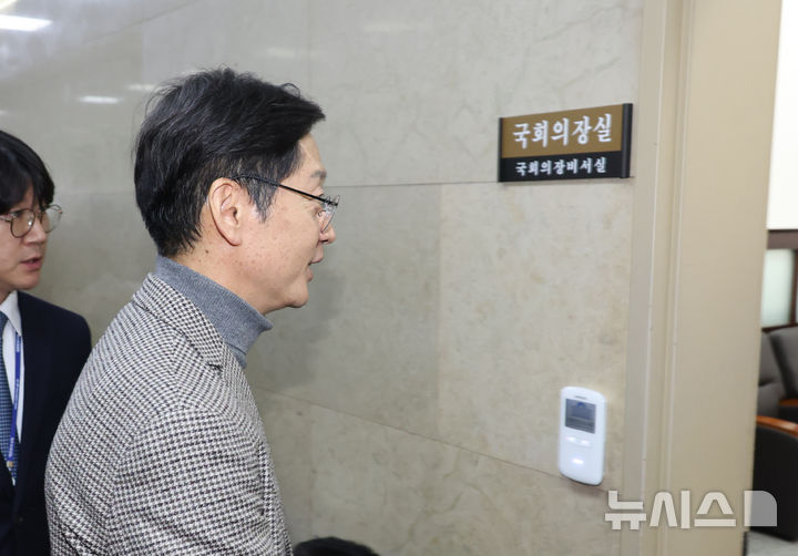 [서울=뉴시스] 고승민 기자 = 김경수 전 경남도지사가 5일 서울 여의도 국회 우원식 의장실로 향하고 있다. 2024.12.05. kkssmm99@newsis.com