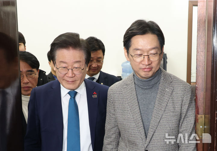 [서울=뉴시스] 고승민 기자 = 이재명 더불어민주당 대표와 김경수 전 경남도지사가 5일 서울 여의도 국회 이재명 대표실에서 만나 대화 후 자리를 나서고 있다. 2024.12.05. kkssmm99@newsis.com