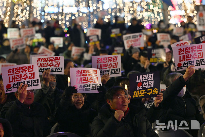 [광주=뉴시스] 이영주 기자 = 윤석열 정권 퇴진 광주비상행동이 5일 오후 광주 동구 5·18민주광장에서 2차 광주시민 총궐기대회를 열어 윤석열 대통령의 퇴진을 촉구하고 있다. 2024.12.05. leeyj2578@newsis.com