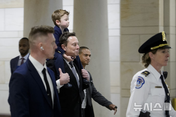 [워싱턴=AP/뉴시스] 트럼프 2기 행정부에서 정부효율부(DOGE) 수장을 맡은 일론 머스크 테슬라 최고경영자(CEO)가 5일(현지시각) 아들 엑시 애시 에이 트웰브(X Æ A-Xii)를 목말 태우고 의회 회의장으로 이동하고 있다. 머스크는 이날 전기차 보조금 관련 모든 공제를 폐지하겠다고 말했다. 2024.12.06.