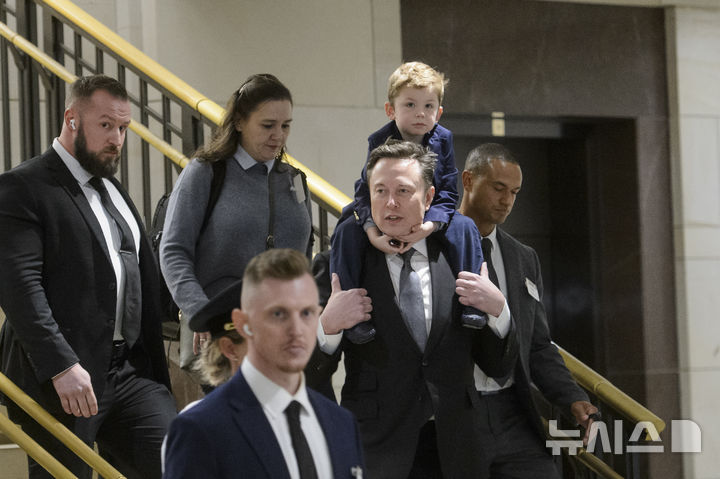 [워싱턴=AP/뉴시스] 트럼프 2기 행정부에서 정부효율부(DOGE) 수장을 맡은 일론 머스크 테슬라 최고경영자(CEO)가 5일(현지시각) 아들 엑시 애시 에이 트웰브(X Æ A-Xii)를 목말 태우고 의회 회의장으로 이동하고 있다. 머스크는 이날 전기차 보조금 관련 모든 공제를 폐지하겠다고 말했다. 2024.12.06.