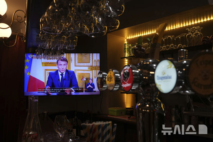 [베르사유=AP/뉴시스] 에마뉘엘 마크롱 프랑스 대통령이 지난해 12월5일(현지 시간) 미셸 바르니에 총리 사임 관련 대국민 연설을 하는 모습이 중계되고 있다. 2025.09.09.