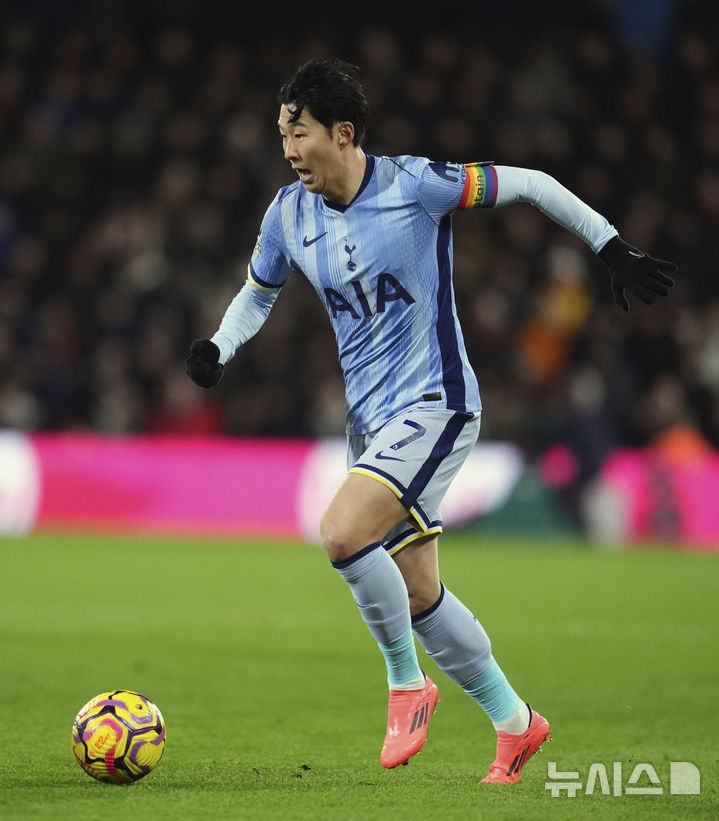 [본머스=AP/뉴시스] 잉글랜드 프로축구 프리미어리그(EPL) 토트넘 홋스퍼의 손흥민. 2024. 12. 5.