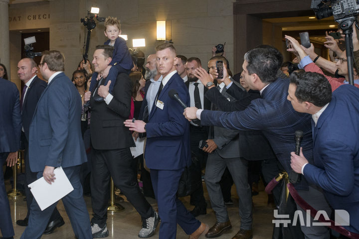 [워싱턴=AP/뉴시스] 트럼프 2기 행정부에서 정부효율부(DOGE) 수장을 맡은 일론 머스크 테슬라 최고경영자(CEO)가 5일(현지시각) 아들 엑시 애시 에이 트웰브(X Æ A-Xii)를 목말 태우고 의회 회의장으로 이동하고 있다. 머스크는 이날 전기차 보조금 관련 모든 공제를 폐지하겠다고 말했다. 2024.12.06.