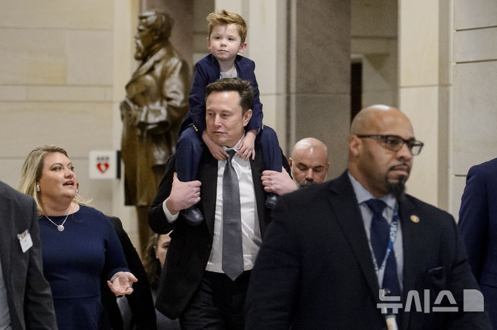 [워싱턴=AP/뉴시스] 트럼프 2기 행정부에서 정부효율부(DOGE) 수장을 맡은 일론 머스크 테슬라 최고경영자(CEO)가 5일(현지시각) 아들 엑시 애시 에이 트웰브(X Æ A-Xii)를 목말 태우고 의회 회의장으로 이동하고 있다. 머스크는 이날 전기차 보조금 관련 모든 공제를 폐지하겠다고 말했다. 2024.12.06.